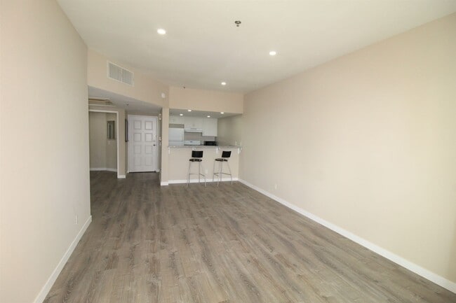 Building Photo - Remodeled Condo in Central Oxnard Gated Community!