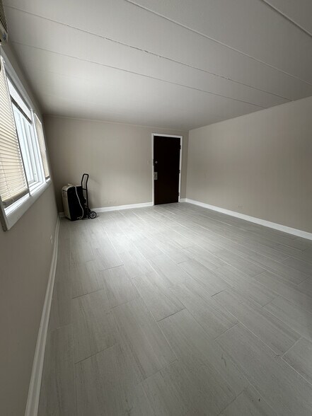 Building Photo - 9620 Ivanhoe Ave