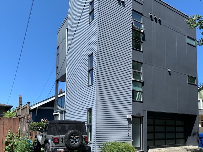 Building Photo - Queen Anne Home