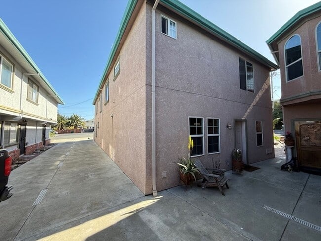 Building Photo - 2-Story Rodeo Home with Beautiful Spacious...