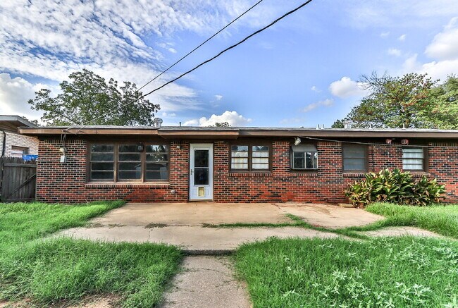 Building Photo - Beautiful 3 Bedroom Home in Central Lubbock