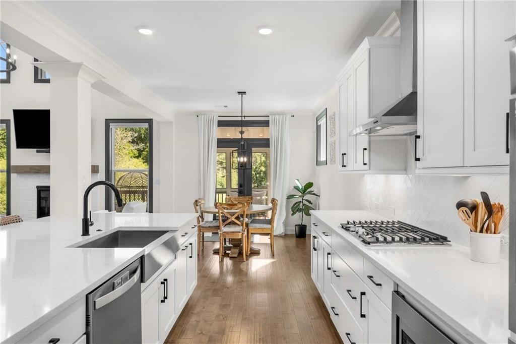 Building Photo - 520 Walden Glen Ln