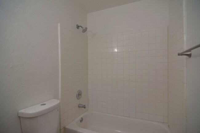 Building Photo - 6 Bedroom 3 Bath Home! Walking distance to University!