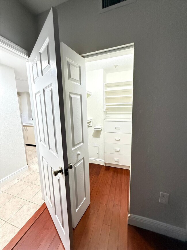 Building Photo - 2901 Riverside Dr