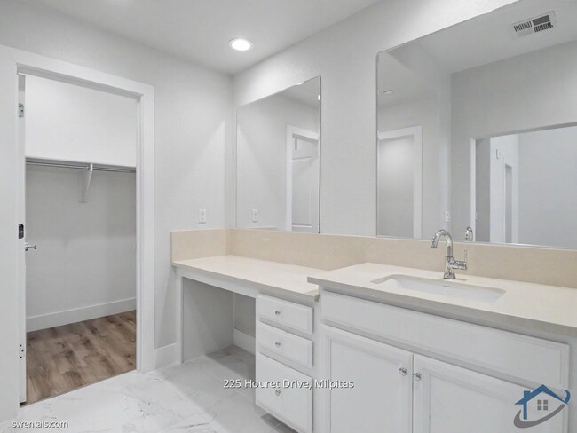 Building Photo - 225 Houret Dr