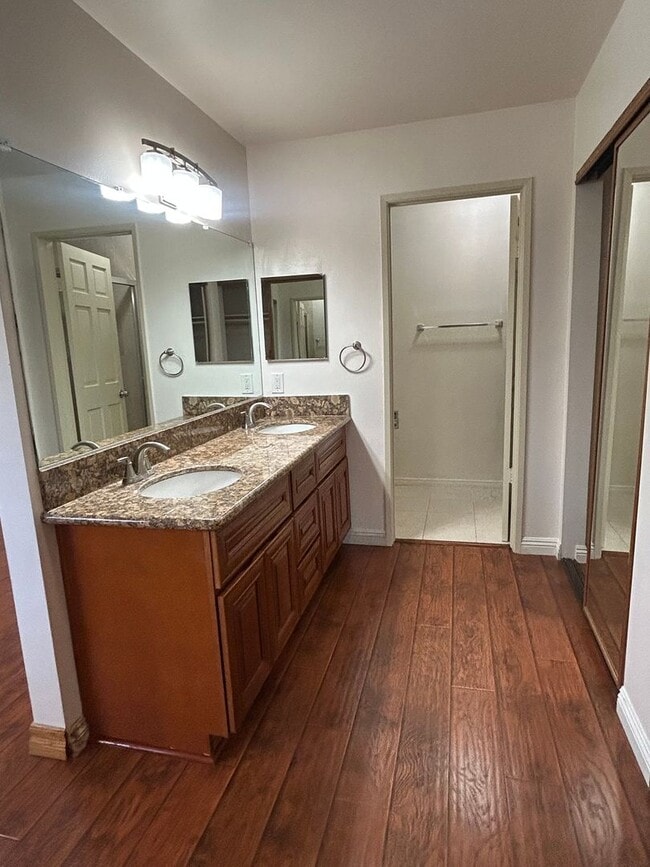 Building Photo - Spacious 2-bedroom with bonus room townhom...