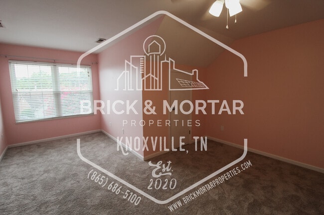 Building Photo - 900 Glendower Way