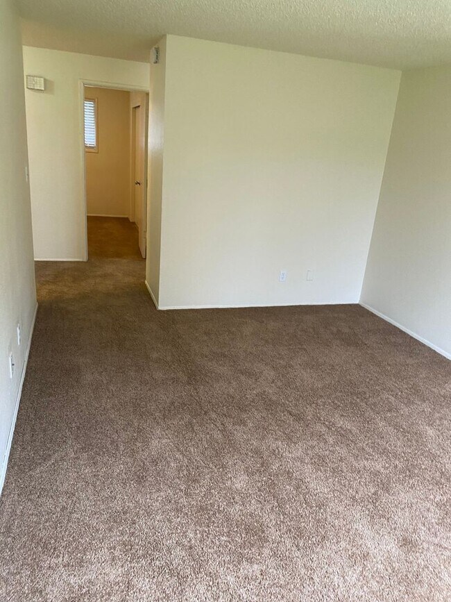 Building Photo - (473) Walnut Duplex - 2 Bedroom / 1 Bathroom