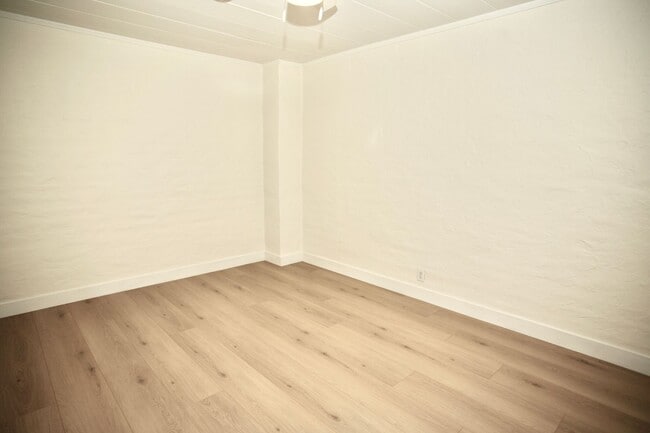 Building Photo - 3Br 2Ba Single Story Available Now!