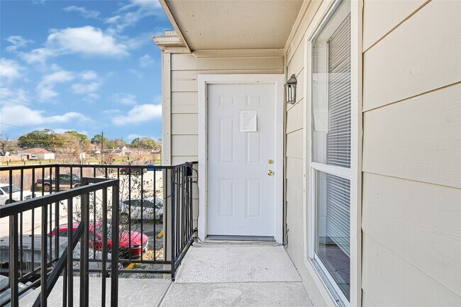 Building Photo - 8100 Creekbend Dr