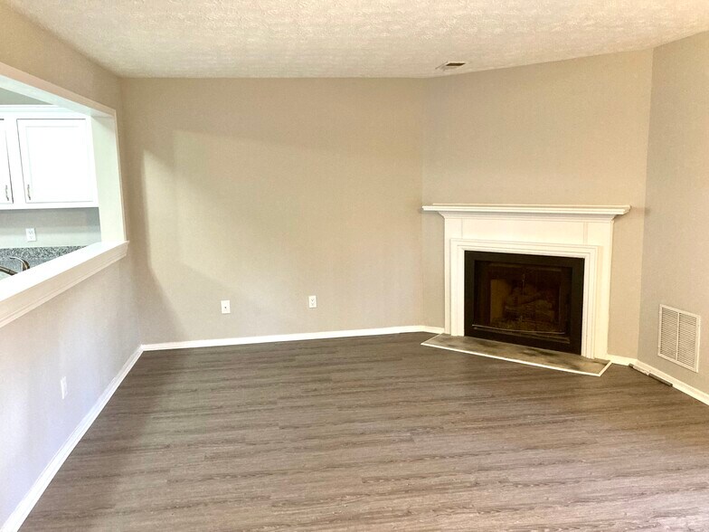 Spacious living room with fireplace - 1502 Queen Anne Ct