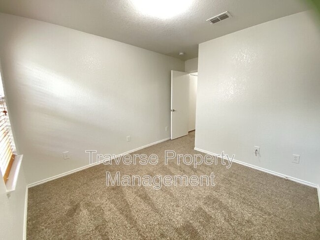 Building Photo - 8016 Meadow View Tr