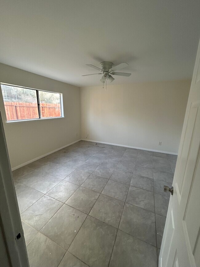 Downstairs master bedroom very spacious - 11690 Kismet Ave