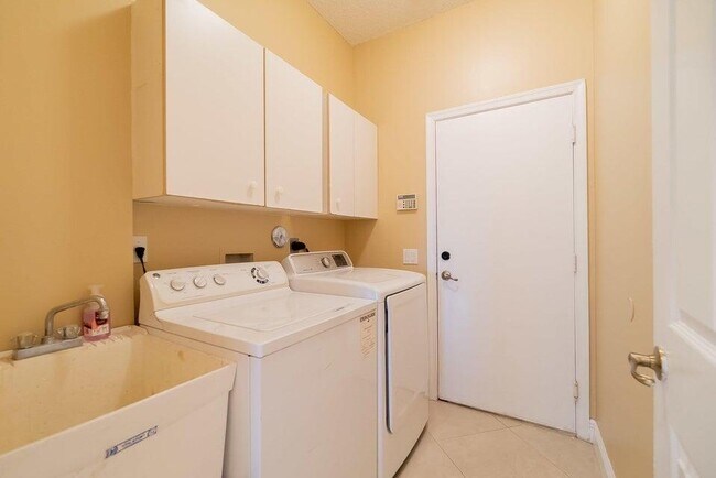 Building Photo - 7227 Chesapeake Cir