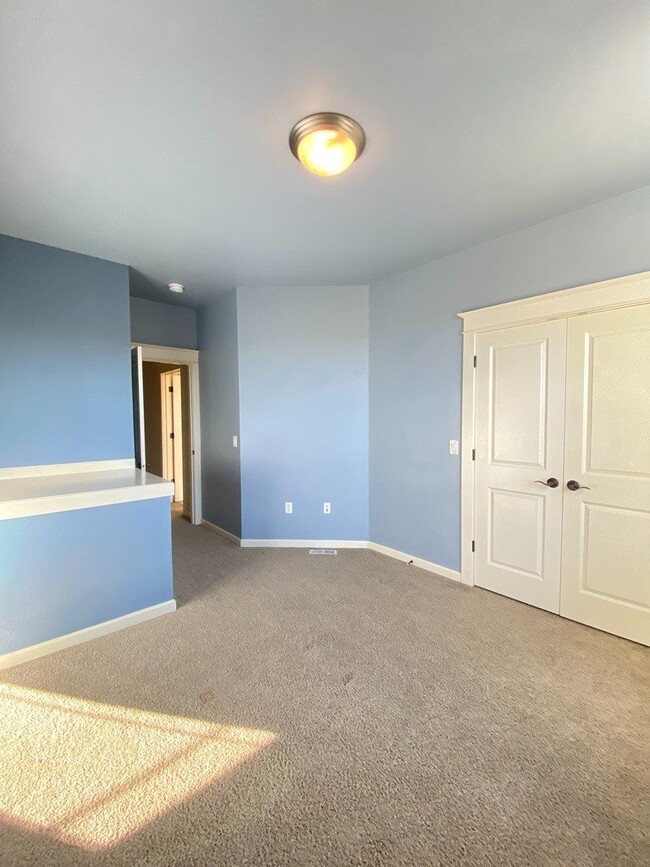 Building Photo - 2 Bed Townhome in a West Linn Community wi...