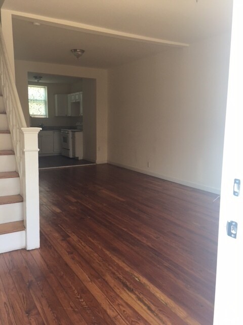 Building Photo - 2 BED 1 BATH house in South Philly!