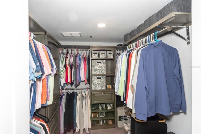 Building Photo - 690 Island Way