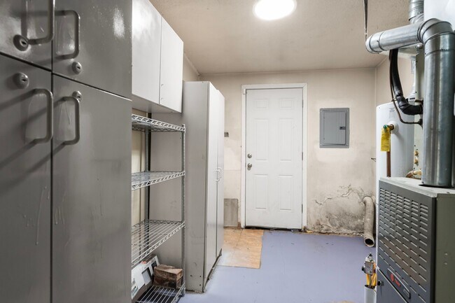 Building Photo - 6452 Evergreen Blvd