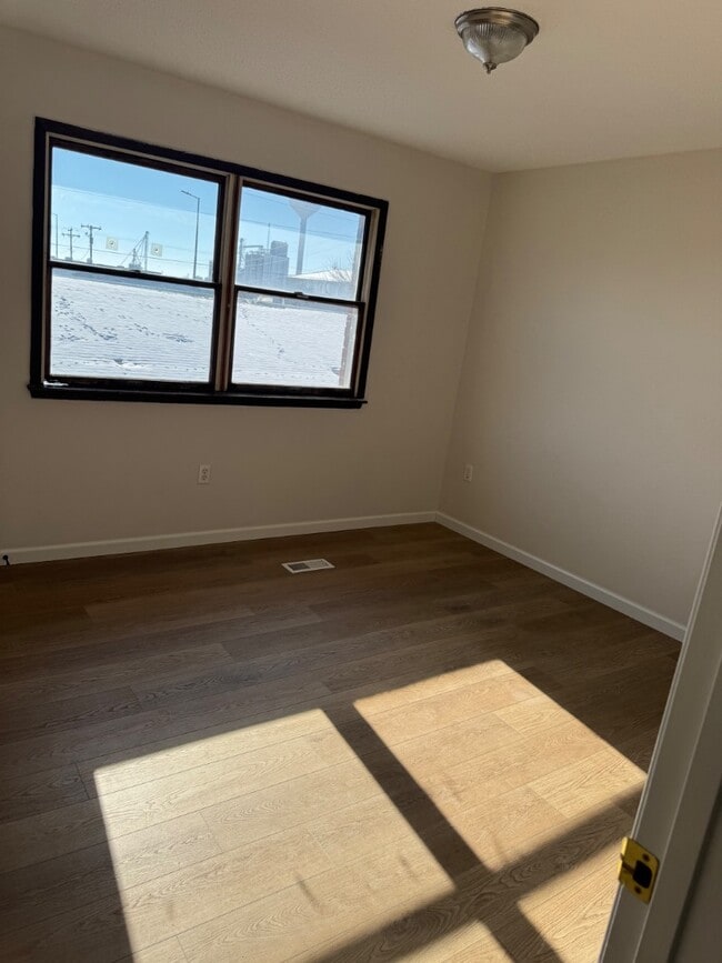 Building Photo - 185 Parkview Dr