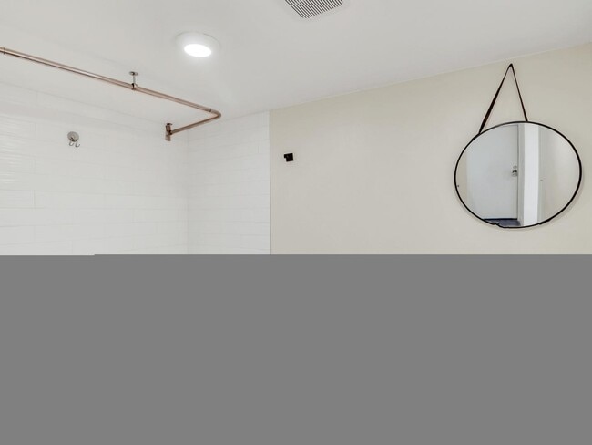 Building Photo - 544 W 17th Pl