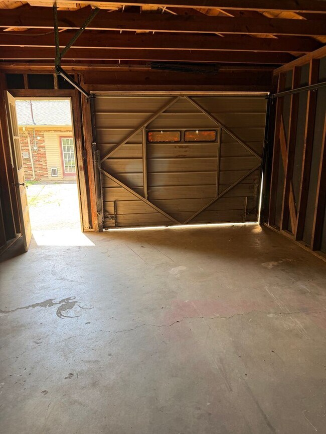 Building Photo - Charming 3-bedroom,1-bath home w/Detached garage for rent in Springfield, Tennessee.