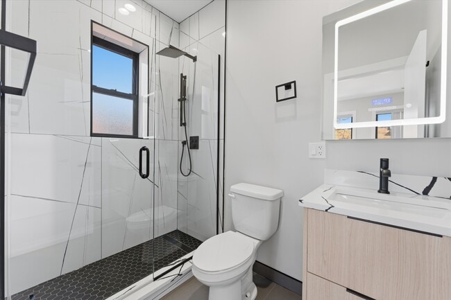 Building Photo - 7518 N Eastlake Terrace