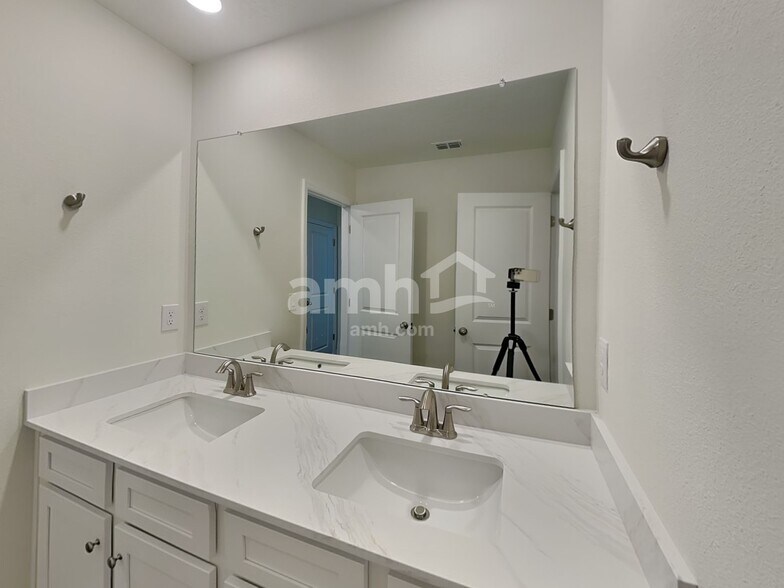 Building Photo - 3715 Center Cove Lane