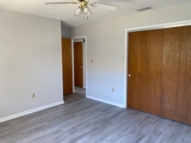 Building Photo - Spacious 2BR/1BA Townhouse in Prime Lakeland Location
