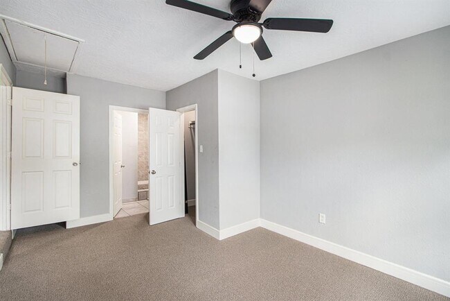 Building Photo - 9414 Rosehaven Dr