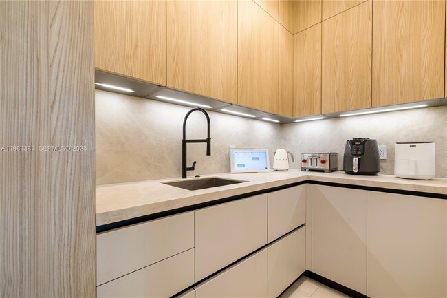 Building Photo - 707 NE 77th St