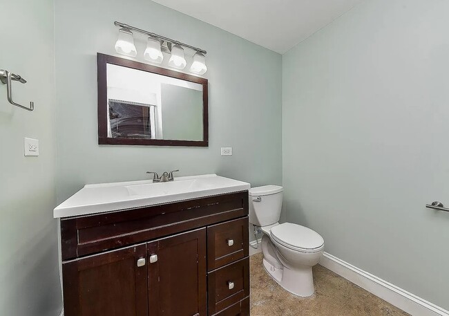 Building Photo - 6S359 Greenwich Ct