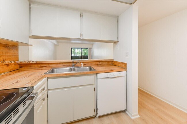 Building Photo - 7420 SW 59th Ave