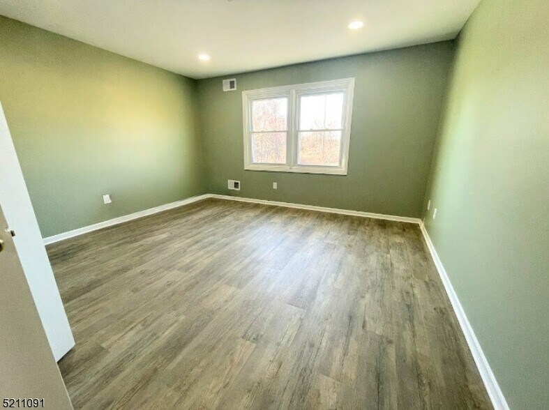 Large Bedroom! - 105 Newark Pompton Tpke