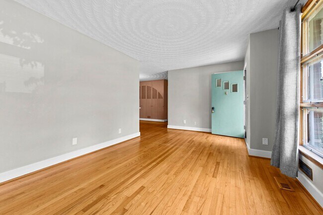 Building Photo - 3 Bedroom, Meticulously Maintained Updated...