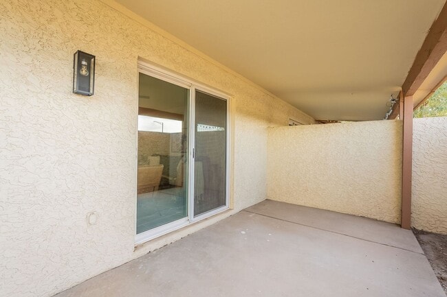 Building Photo - Fresh & Clean Townhome in North Phx!