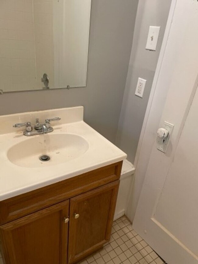 Building Photo - 2 Bed 1 Bath House-PRE LEASING Available N...