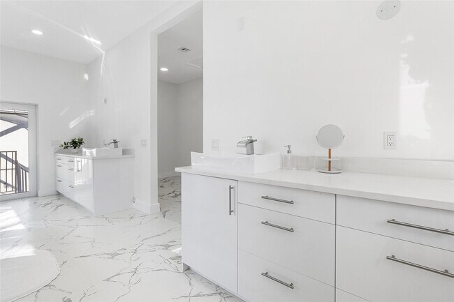 Building Photo - 7132 NW 62nd Terrace