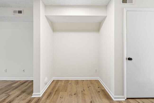 Building Photo - Updated 2BR Townhome in Prime Chapel Hill Location with Pool & Tennis!