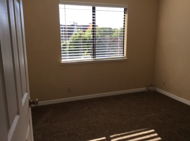 Building Photo - Welcome to your newly remodeled townhome!