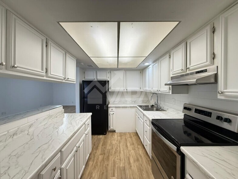 Building Photo - 6707 Cypress Lake Dr