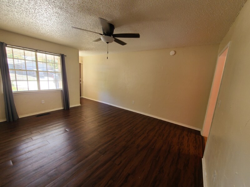 Building Photo - 925 Crown Dr