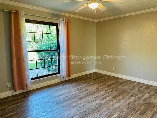 Building Photo - 9077 N Fowler Ave