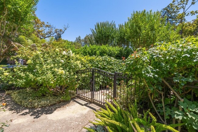 Building Photo - Mediterranean Beauty in Crescent Park – 5B...
