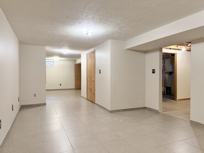 Building Photo - 14135 De La Tour Dr