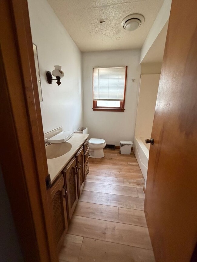 Building Photo - 3 Bed 1 Bath 1100.00