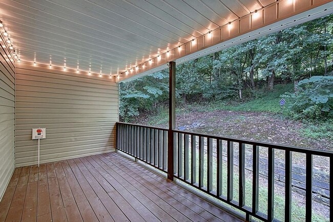 Building Photo - 200 Arrowhead Dr