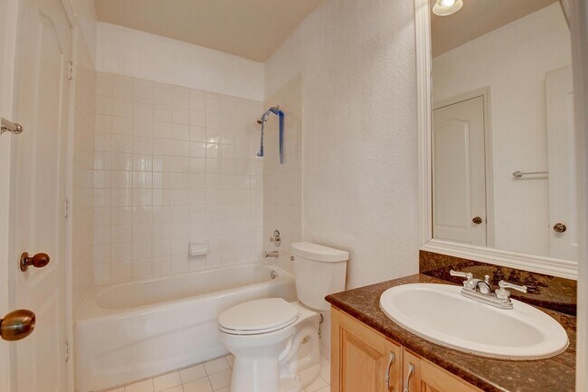 Building Photo - 1206 Belmont Pl