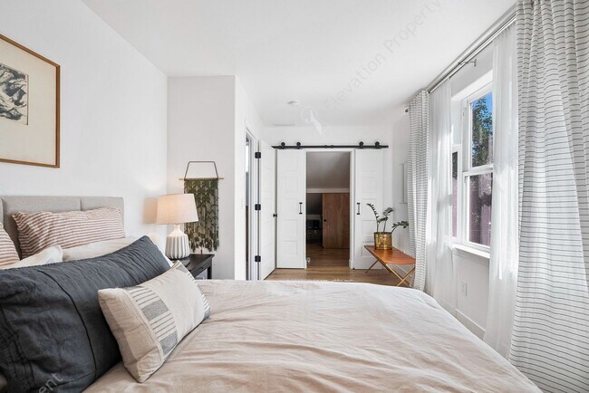 Building Photo - Find a piece of serenity in Historic Old Bend! (Unfurnished)