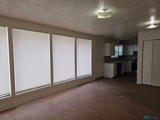 Building Photo - 723 N Avenue M