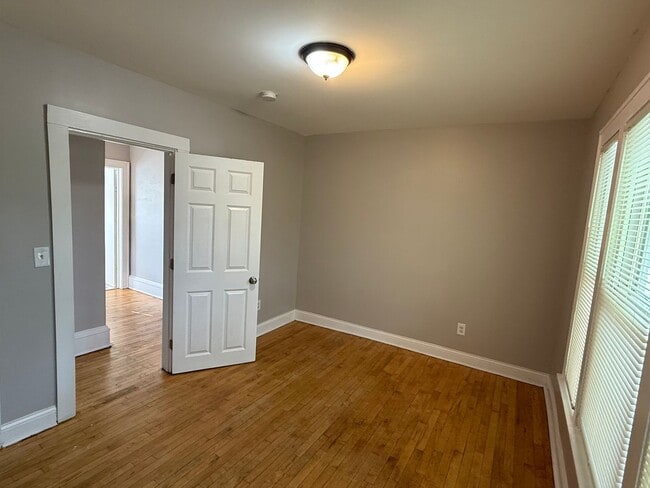 Building Photo - 3 bedrooms 2 bath house, Available October...